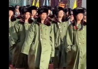 军大衣花棉袄是对羽绒服刺客的反击 这一现象并非偶然