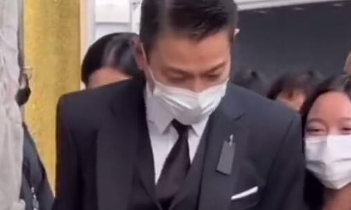 刘德华双手捧遗照送父亲出殡 引发网友的广泛讨论