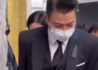 刘德华双手捧遗照送父亲出殡 这到底是怎么回事？