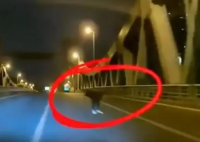 男子凌晨开车遇白鞋男子诡异鞠躬 这个男子的身份和背景。他是谁?