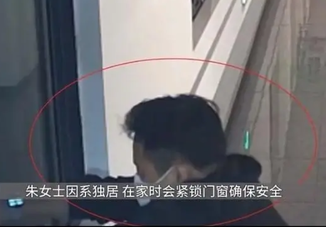 独居女生3万金手镯变30元“金”手镯 背后隐藏了什么秘密？