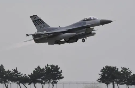 美国一架F-16战斗机在黄海坠毁 以后这飞机还怎么卖?