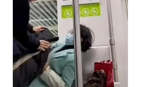女子横躺玩手机 小伙“地铁盖被” 这到底是怎么回事？