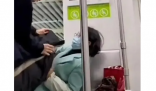女子横躺玩手机 小伙“地铁盖被” 我们也应该关注社会教育和宣传的作用