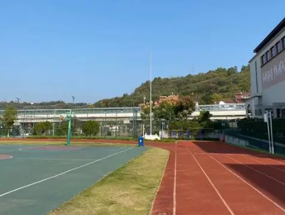 活在“社会想象”之外的中小学老师 引发网友的广泛讨论 