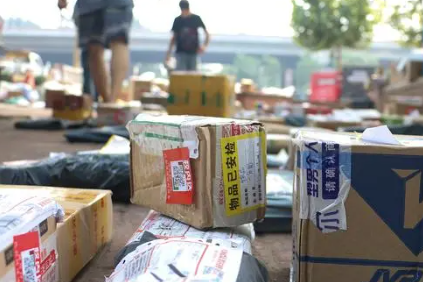 男子拆快递发现全是现金慌忙报警 先生对此事件表示了惊奇和庆幸