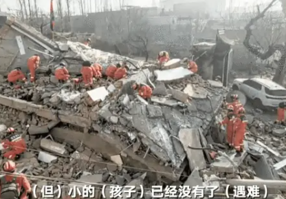 地震中一家4口被埋炕底村民刨出3人  邻居家9岁的孩子没了