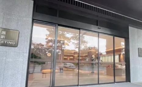 女子入住酒店店凌晨被男店员刷开房门 酒店未尽安全保障义务应担责