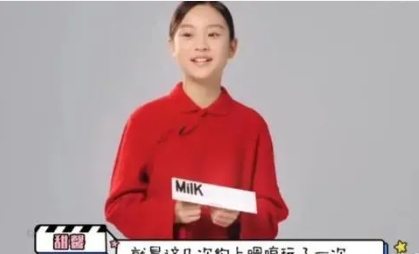 甜馨说差不多十几年没看到嗯哼了 小朋友的快乐真的很简单