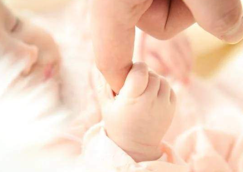 亚裔夫妇重金试管却诞下白人婴儿 背后隐藏了什么秘密？