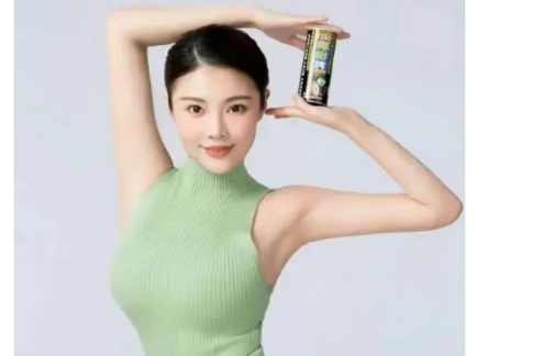 徐冬冬婚礼喝椰汁 期待看到大嫂徐冬冬带给我们更多好的作品!