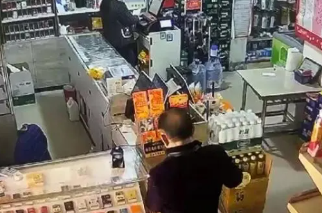 男子连续11天刮刮乐兑奖 店主报警 这到底是怎么回事？