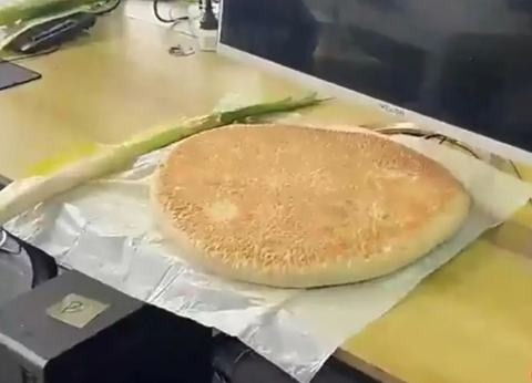 小伙带400多斤大饼返工送同事 这到底是怎么回事？