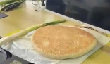小伙带400多斤大饼返工送同事 网友纷纷被惊呆了