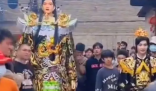 网红cos赵世子走在游神队伍前引争议 这到底是怎么回事？