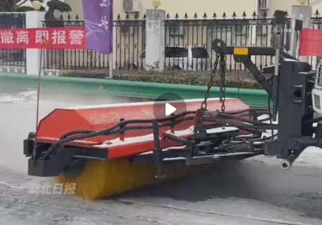 湖北引进“雪地熨斗”清理冻雨 实现雪地清扫