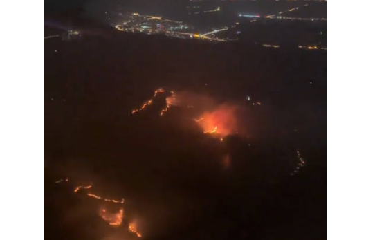 旅客坐飞机拍下贵州山火 愿所有救灾人员平安