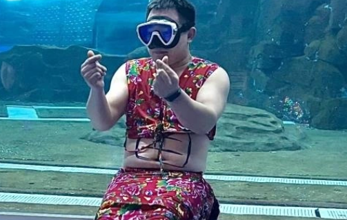 2男子穿东北大花袄演美人鱼走红 网友纷纷被惊呆了
