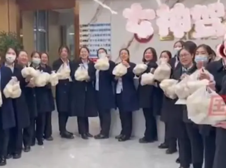 妇女节女员工1人发了1袋大馒头 引发网友的广泛讨论