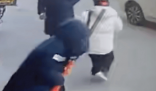 小伙拉掉门把手 路人大哥给鼓掌 背后隐藏了什么秘密？