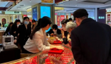当金店开始讨好年轻人 金价暴涨，年轻人买疯了