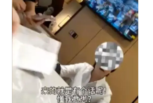 男子称餐厅一个多小时上了两个菜 上桌好久等不来上菜