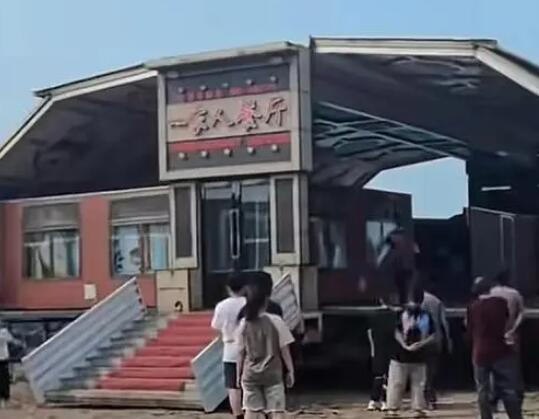 餐车6分钟变酒楼:哈尔的移动大排档 新颖的餐饮方式引发关注