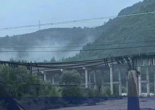 陕西一铁路桥被洪水冲垮 机车坠桥 事件始末最新消息