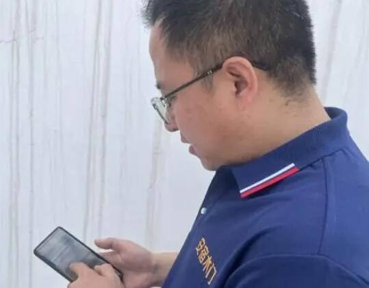 过去吃水靠人挑 现在用水网上调 这变化太大了