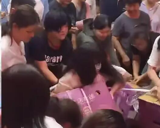广州一超市榴莲15元一斤遭哄抢 这也太疯狂了吧