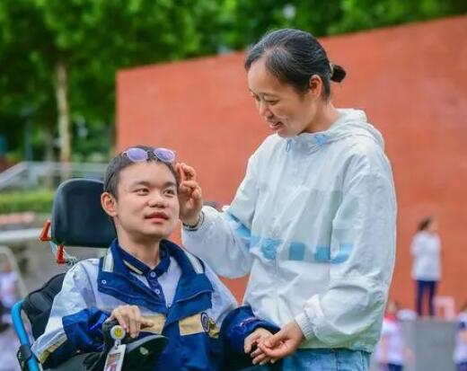 妈妈带罕见病儿子打破活不过18岁预言 究竟是怎么回事？