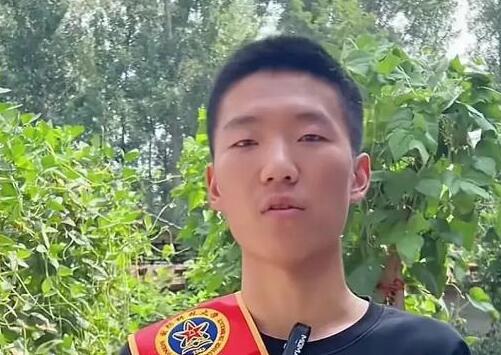 考生考上国防科大全家放礼炮庆祝 为建设祖国出一份力