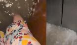 母女乘电梯暴雨涌入 水深到腿部 这也太吓人了