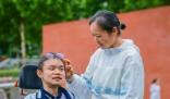 妈妈带罕见病儿子打破活不过18岁预言 究竟是怎么回事？