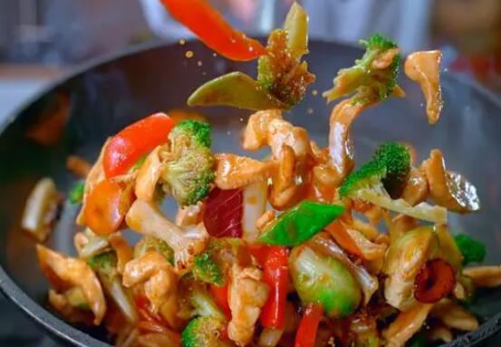 菜市场免费代炒菜 一批餐饮店慌了 究竟是怎么回事？