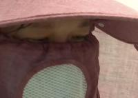 女子称被男同事拍了背中“铁砂掌” 背上有手指印