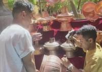 喀什00后兄弟成为铜器“守艺人” 一定要把手艺传承下去