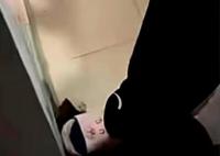 保洁大爷帮抓老鼠被咬 商户只愿赔800 实在太无奈了