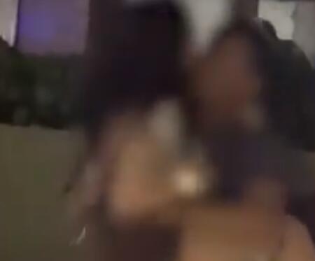 男女咖啡店亲热被请离后给差评 究竟是怎么回事？