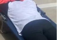 女子称晒背2小时后排出宿便 真的这么神奇？