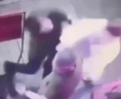 俄罗斯一女子两拳击倒搭讪男子 这也太霸气了