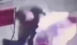 俄罗斯一女子两拳击倒搭讪男子 这也太霸气了