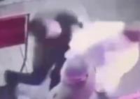 俄罗斯一女子两拳击倒搭讪男子 这也太霸气了