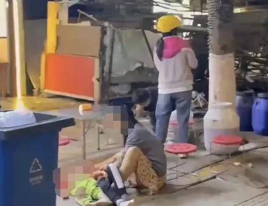 姐妹俩刚吃一口饭就被广告牌砸中 悲剧真相实在令人痛心