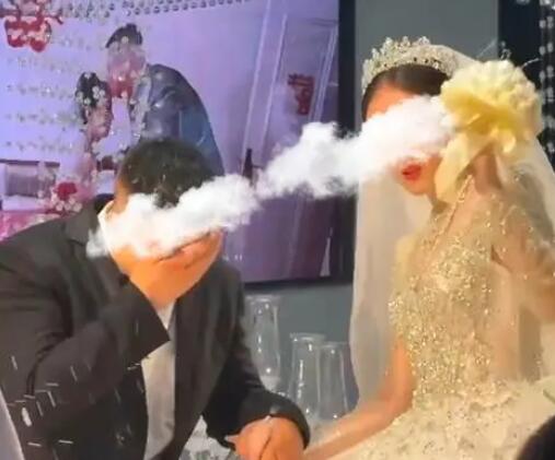 新娘本人回应扔手捧花砸婚闹朋友 为什么引热议？