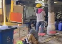 姐妹俩刚吃一口饭就被广告牌砸中 悲剧真相实在令人痛心