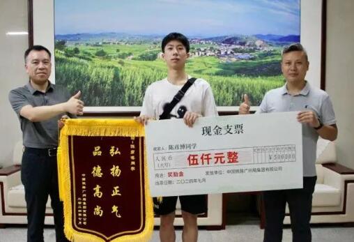 男子突然失控在往深圳列车上挟持女孩 事件始末最新消息